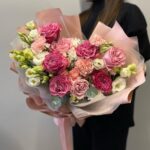 Букет с пионовидными розами и эустомой
